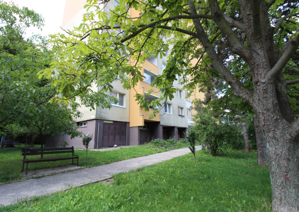 VEĽKÝ, ZREKONŠTRUOVANÝ 1I BYT AJ SO ZARIADENÍM V DÚBRAVKE