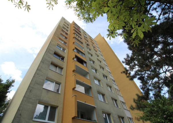 VEĽKÝ, ZREKONŠTRUOVANÝ 1I BYT AJ SO ZARIADENÍM V DÚBRAVKE