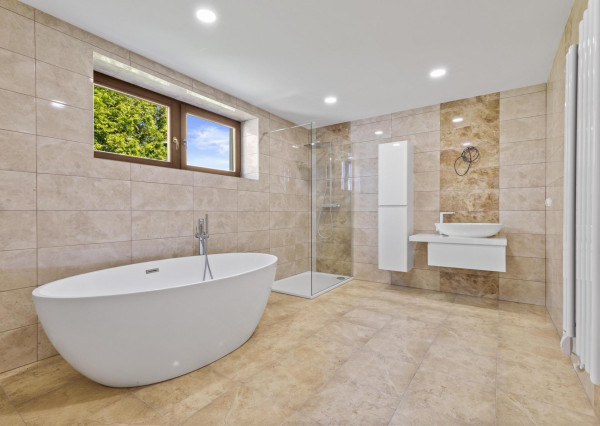 Bývanie pod lesom s nekonečnými možnosťami – Luxusný 7-izbový dom v Karlovej Vsi