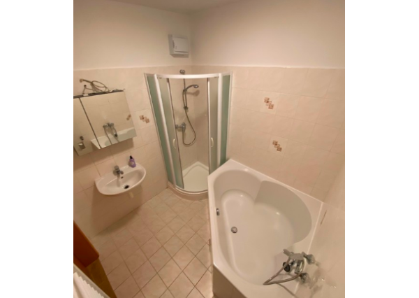 Priestranný 3izbový byt na prenájom s 2mi parkovacími miestami