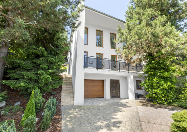 Bývanie pod lesom s nekonečnými možnosťami – Luxusný 7-izbový dom v Karlovej Vsi