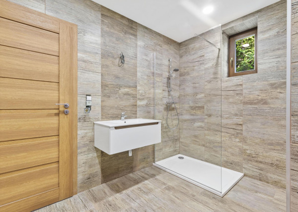 Bývanie pod lesom s nekonečnými možnosťami – Luxusný 7-izbový dom v Karlovej Vsi