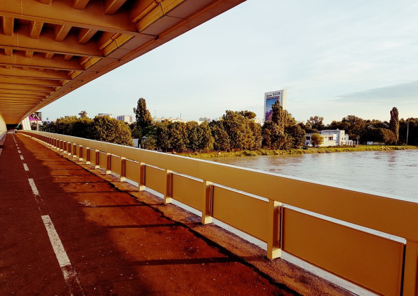 HĽADÁM PRE KLIENTA S HOTOVOSŤOU 1IZB. BYT ALEBO GARSONKU V PETRŽALKE
