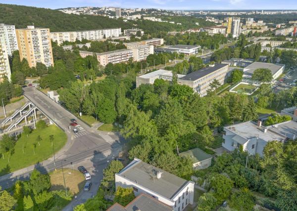 TOP!!! LUXUSNÝ 2GENERAČNÝ ROD. DOM POD LESOM