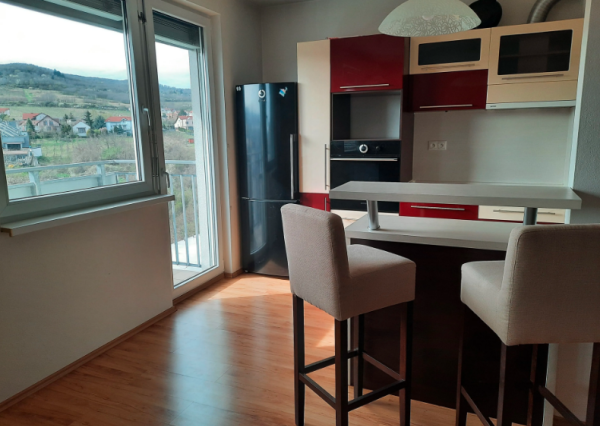 Tichý krásny 1-izbový byt v novostavbe s parkovacím státím na Kadnárovej ulici