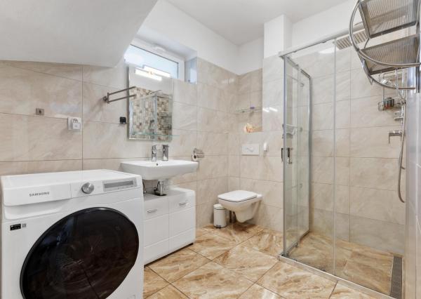 PREDAJ 5IZBOVÝ ROD. DOM SO ZÁHRADOU A PARKOVANÍM V NOVOSTAVBE