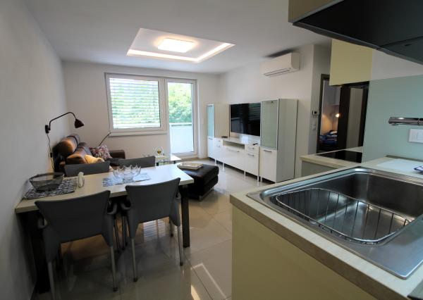 TOP!!! MODERNÝ 2I APARTMÁN S VEĽKÝM BALKÓNOM A PARKOVANÍM V NOVOSTAVBE