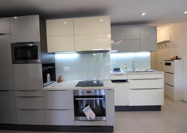 TOP!!! MODERNÝ 2I APARTMÁN S VEĽKÝM BALKÓNOM A PARKOVANÍM V NOVOSTAVBE