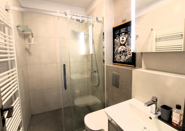 TOP!!! MODERNÝ 2I APARTMÁN S VEĽKÝM BALKÓNOM A PARKOVANÍM V NOVOSTAVBE