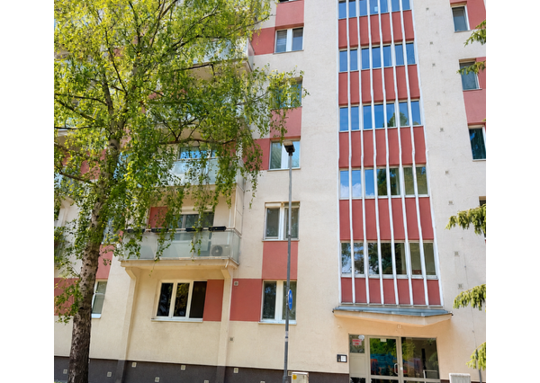 PRIESTRANNÝ, KOMPLETNE ZREKONŠTRUOVANÝ 3I BYT S BALKÓNOM NA HABURSKEJ