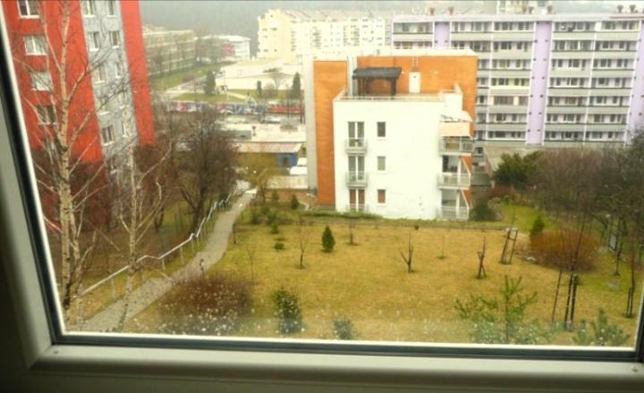 TOP!!! VEĽKÝ, NEZARIADENÝ 3I BYT S LOGGIOU V KARLOVEJ VSI - fotografia 1