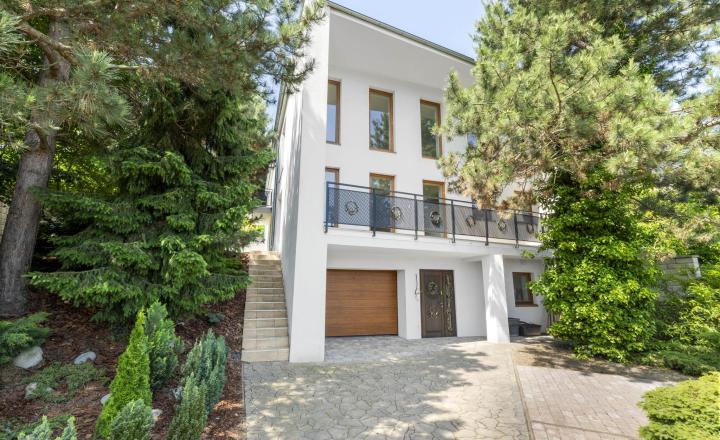 NOVOZREKONŠTRUOVANÝ 3PODLAŽNÝ ROD. DOM SO ZÁHRADOU POD LESOM - fotografia 1