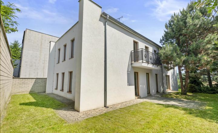 NOVOZREKONŠTRUOVANÝ 3PODLAŽNÝ ROD. DOM SO ZÁHRADOU POD LESOM - fotografia 3