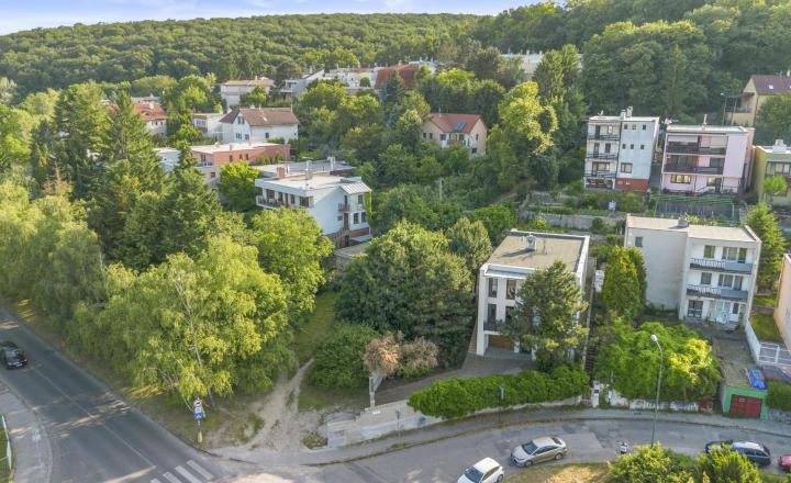 NOVOZREKONŠTRUOVANÝ 3PODLAŽNÝ ROD. DOM SO ZÁHRADOU POD LESOM - fotografia 35