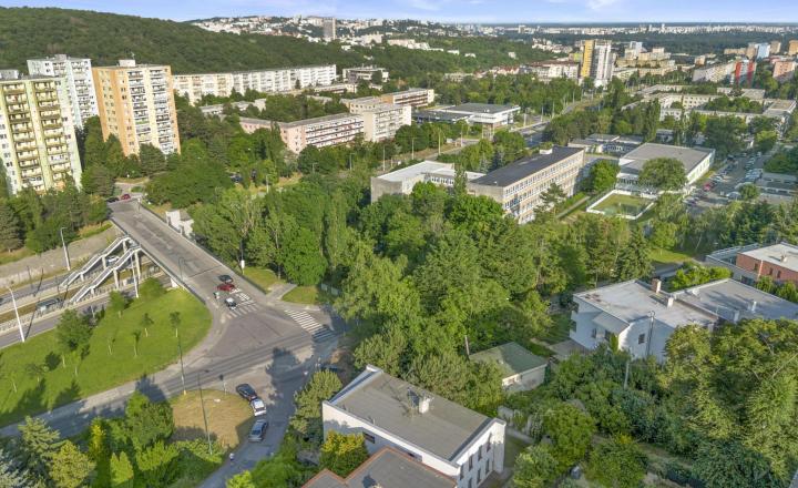NOVOZREKONŠTRUOVANÝ 3PODLAŽNÝ ROD. DOM SO ZÁHRADOU POD LESOM - fotografia 15