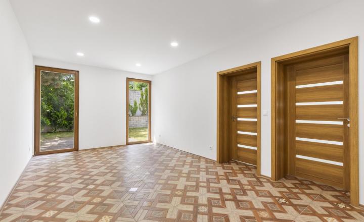 NOVOZREKONŠTRUOVANÝ 3PODLAŽNÝ ROD. DOM SO ZÁHRADOU POD LESOM - fotografia 28
