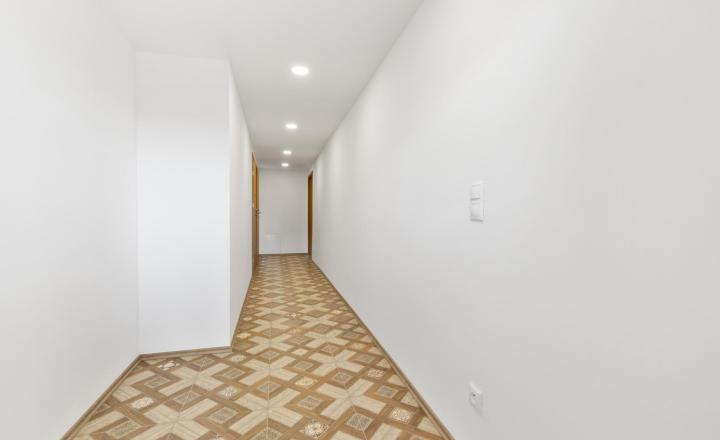 NOVOZREKONŠTRUOVANÝ 3PODLAŽNÝ ROD. DOM SO ZÁHRADOU POD LESOM - fotografia 31