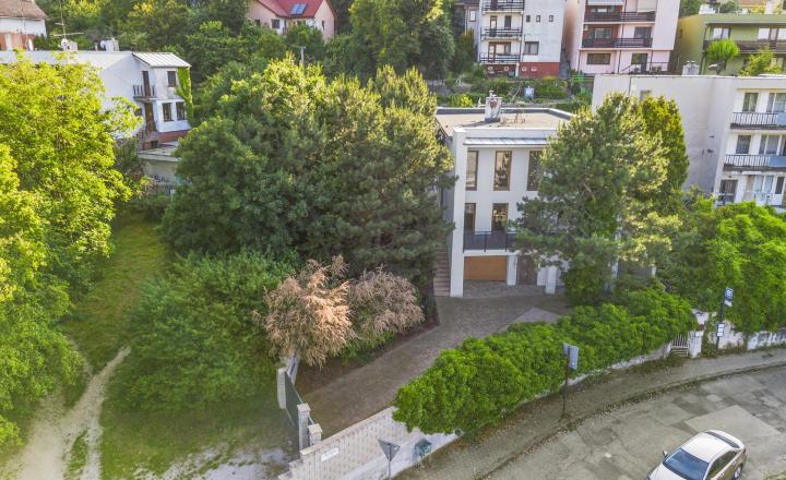 NOVOZREKONŠTRUOVANÝ 3PODLAŽNÝ ROD. DOM SO ZÁHRADOU POD LESOM - fotografia 34