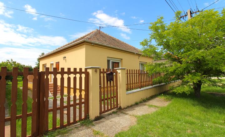 Predaný!!! ZREKONŠTRUOVANÝ RD S VEĽKÝM POZEMKOM 939m2 - fotografia 1