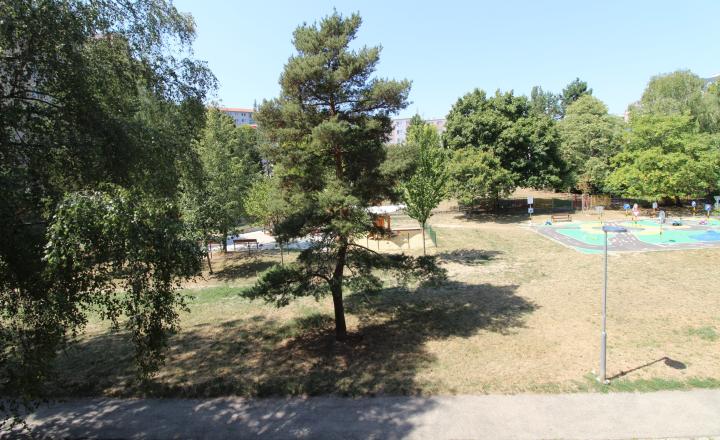 PRIPRAVUJEME NA PREDAJ! 4i byt vo vyhľadávanej lokalite v Dúbravke - fotografia 4