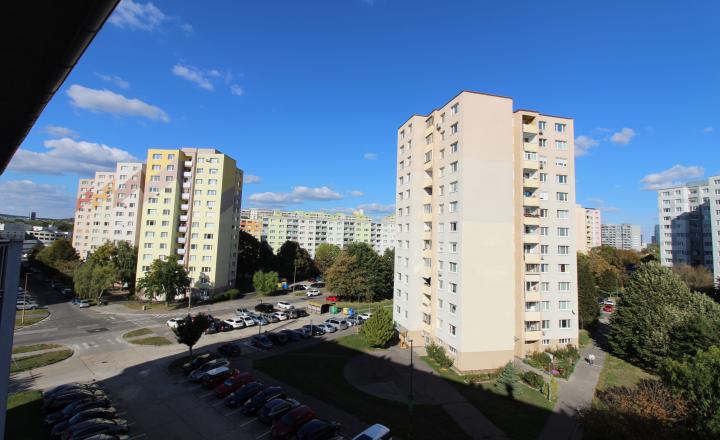 PRIESTRANNÝ 2I BYT (65 m²) S BALKÓNOM A VÝHĽADOM DO PARKU NA ZAČIATKU PETRŽALKY - fotografia 18