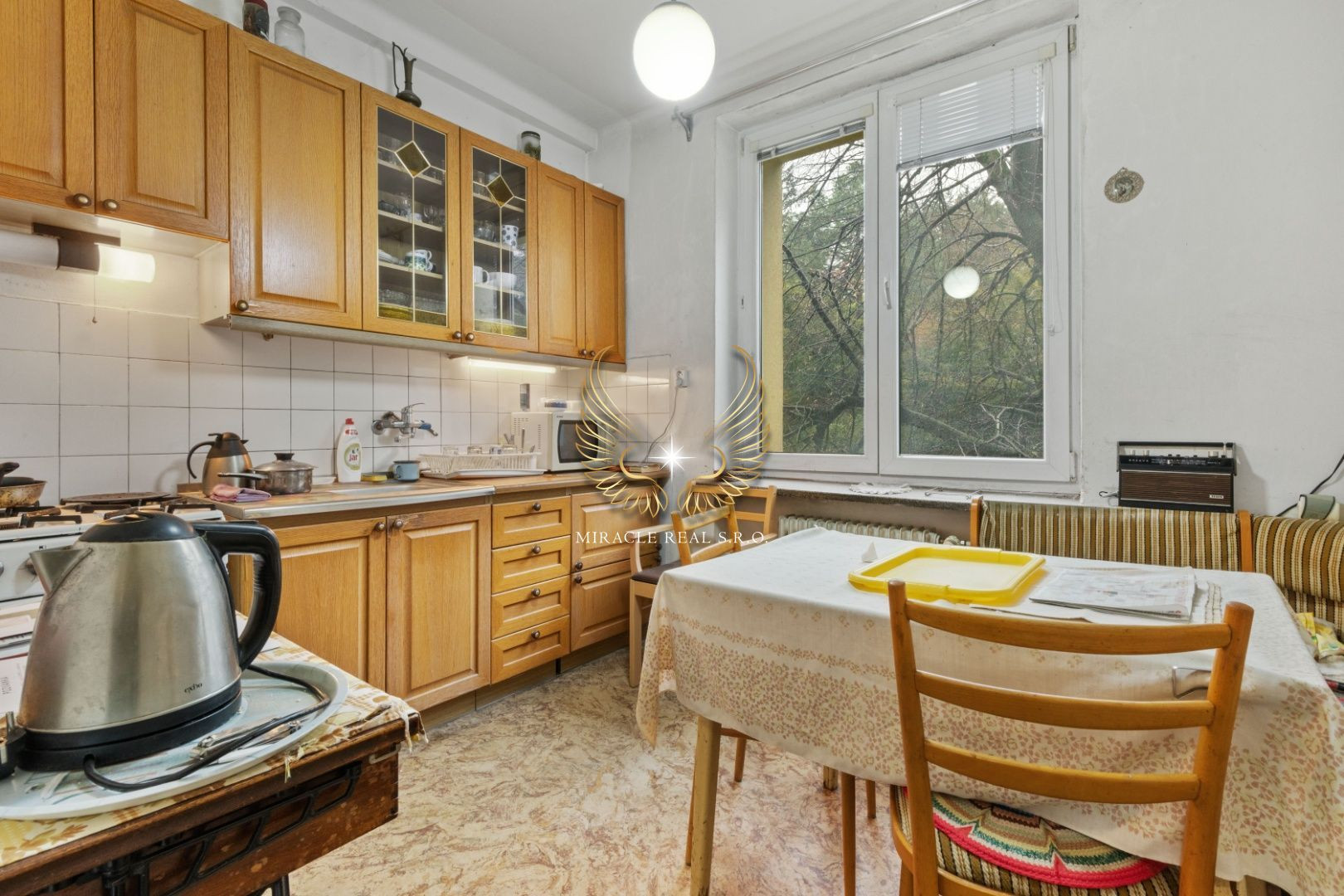 TICHÝ 3I BYT S NEPRIECHODNÝMI IZBAMI A S LOGGIOU NA PRAŽSKEJ