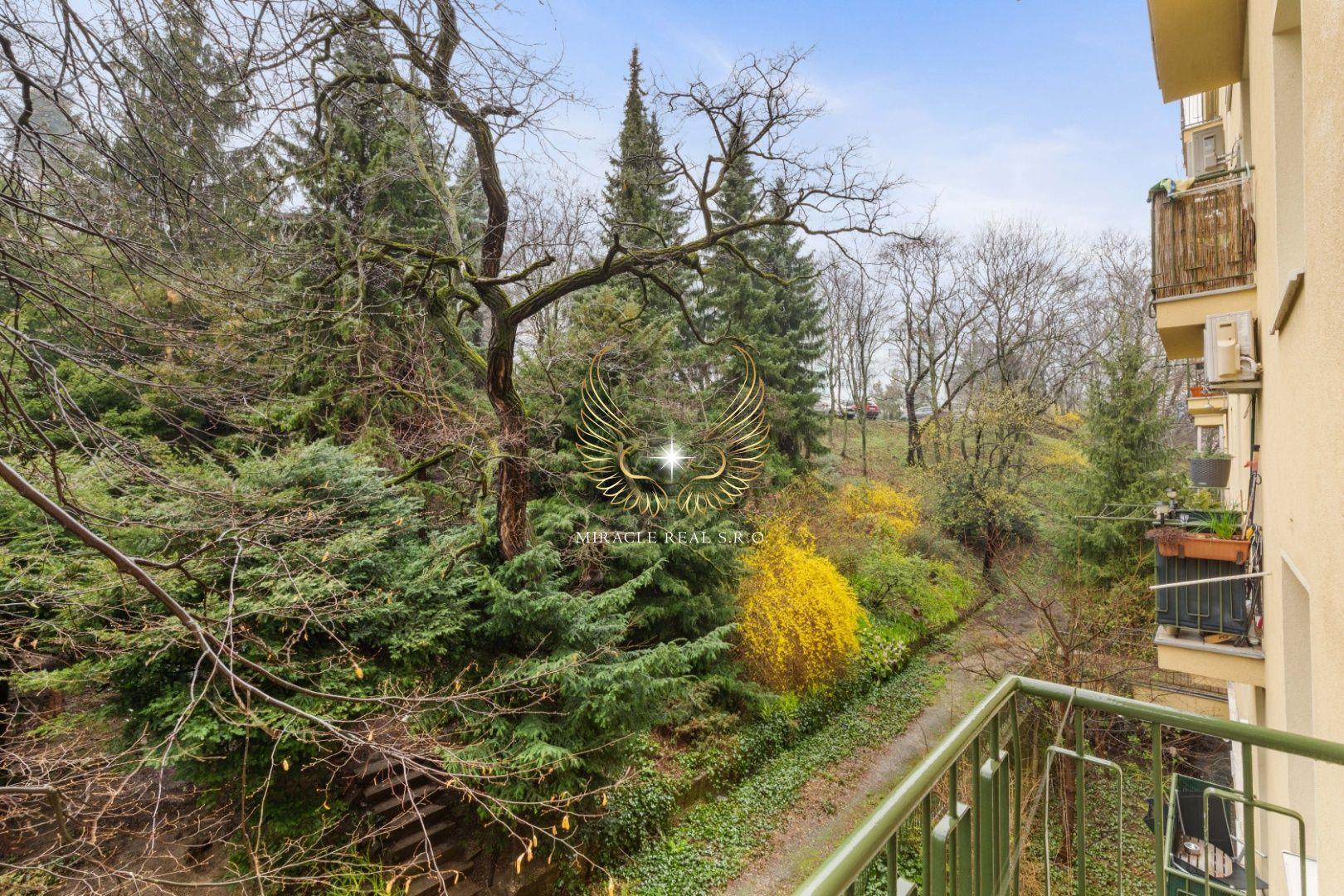 TICHÝ 3I BYT S NEPRIECHODNÝMI IZBAMI A S LOGGIOU NA PRAŽSKEJ ULICI