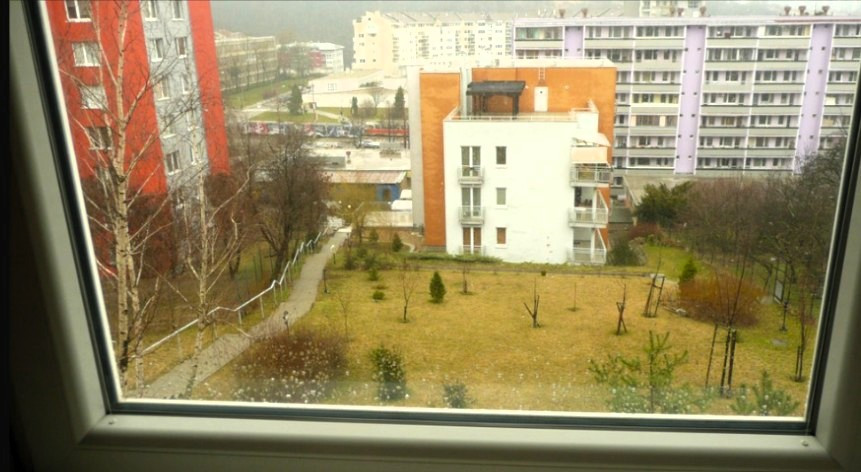 TOP!!! VEĽKÝ, NEZARIADENÝ 3I BYT S LOGGIOU V KARLOVEJ VSI