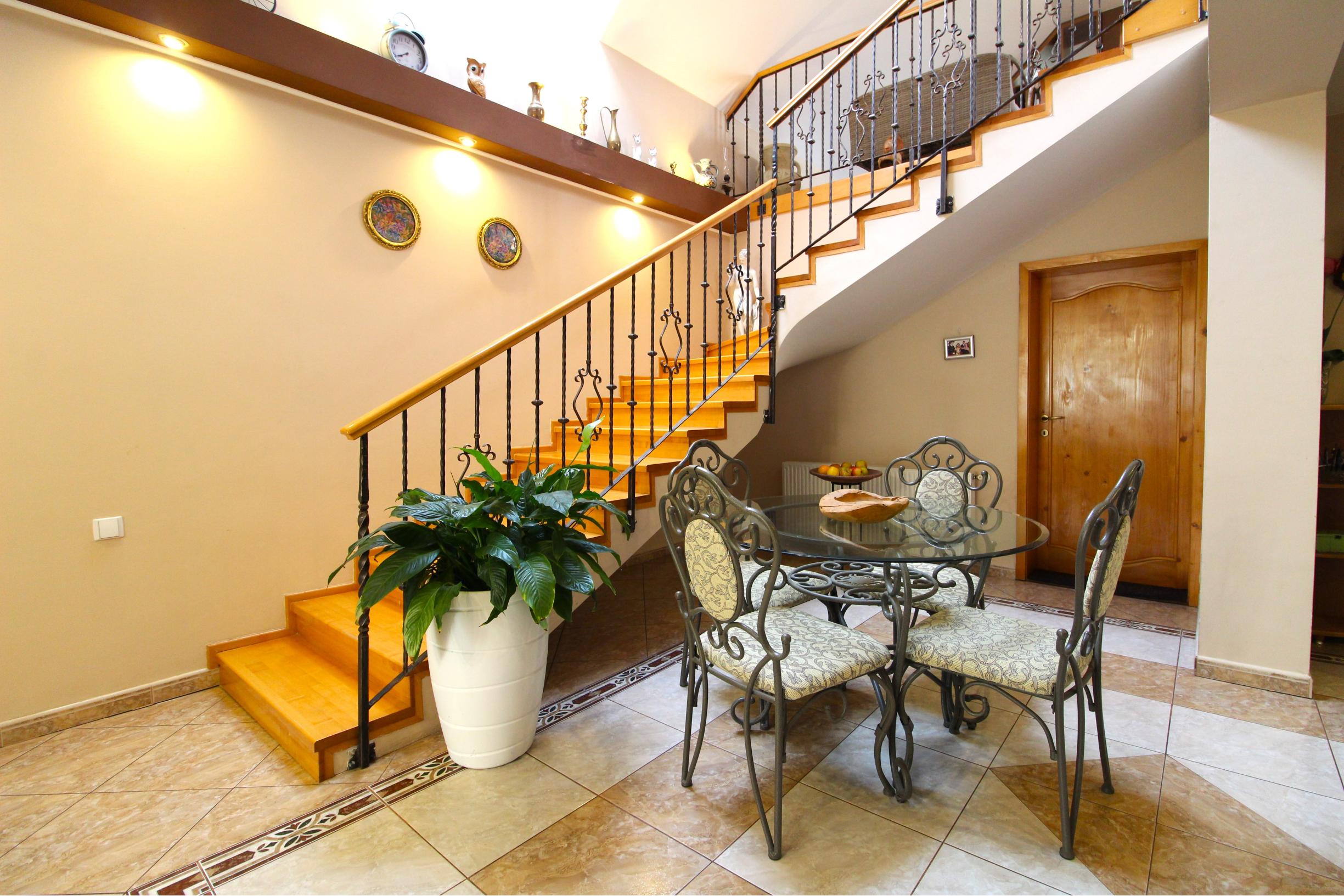 RODINNÝ DOM S BAZÉNOM A ZÁHRADOU KÚSOK OD ŠALE