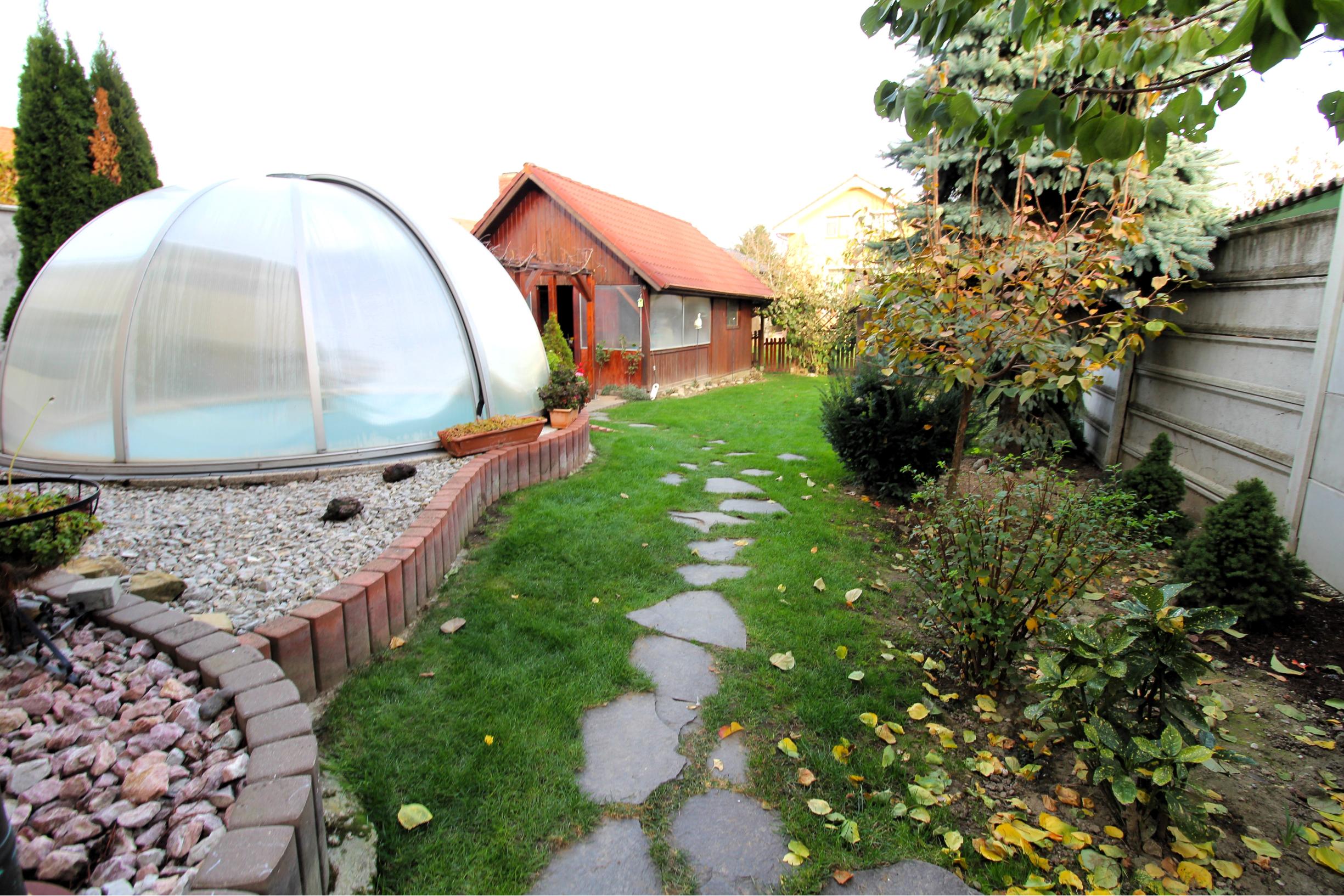 RODINNÝ DOM S BAZÉNOM A ZÁHRADOU KÚSOK OD ŠALE