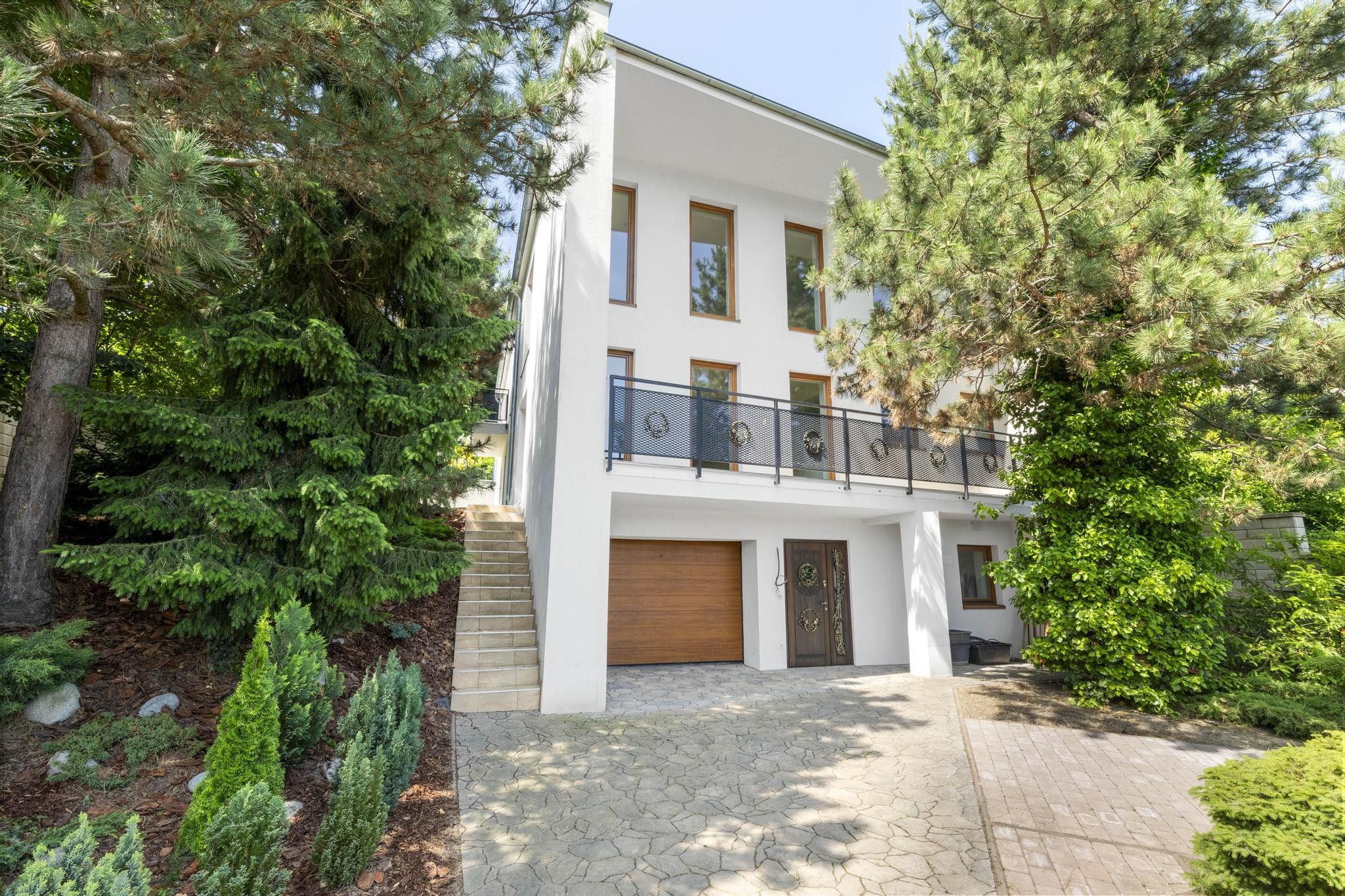 NOVOZREKONŠTRUOVANÝ 3PODLAŽNÝ ROD. DOM SO ZÁHRADOU POD LESOM