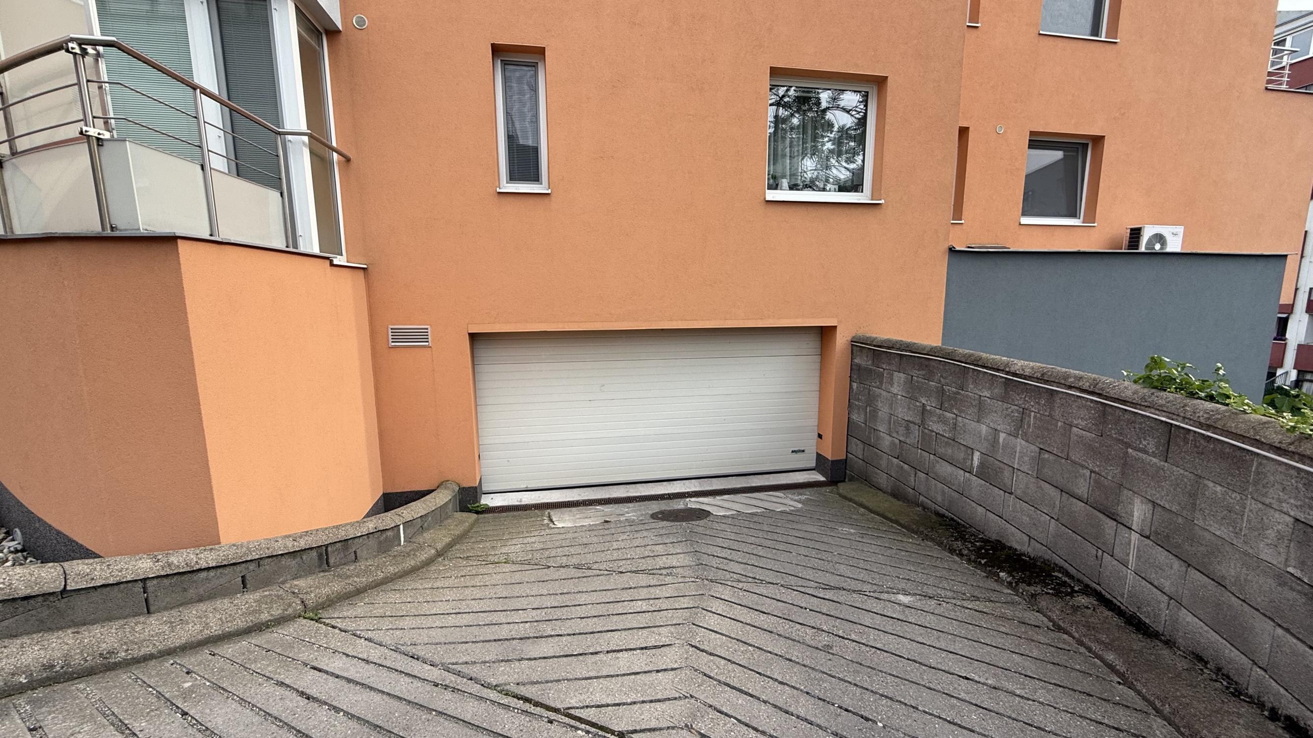 TOP!!! PRIESTRANNÁ GARÁŽ NA MAJERNÍKOVEJ