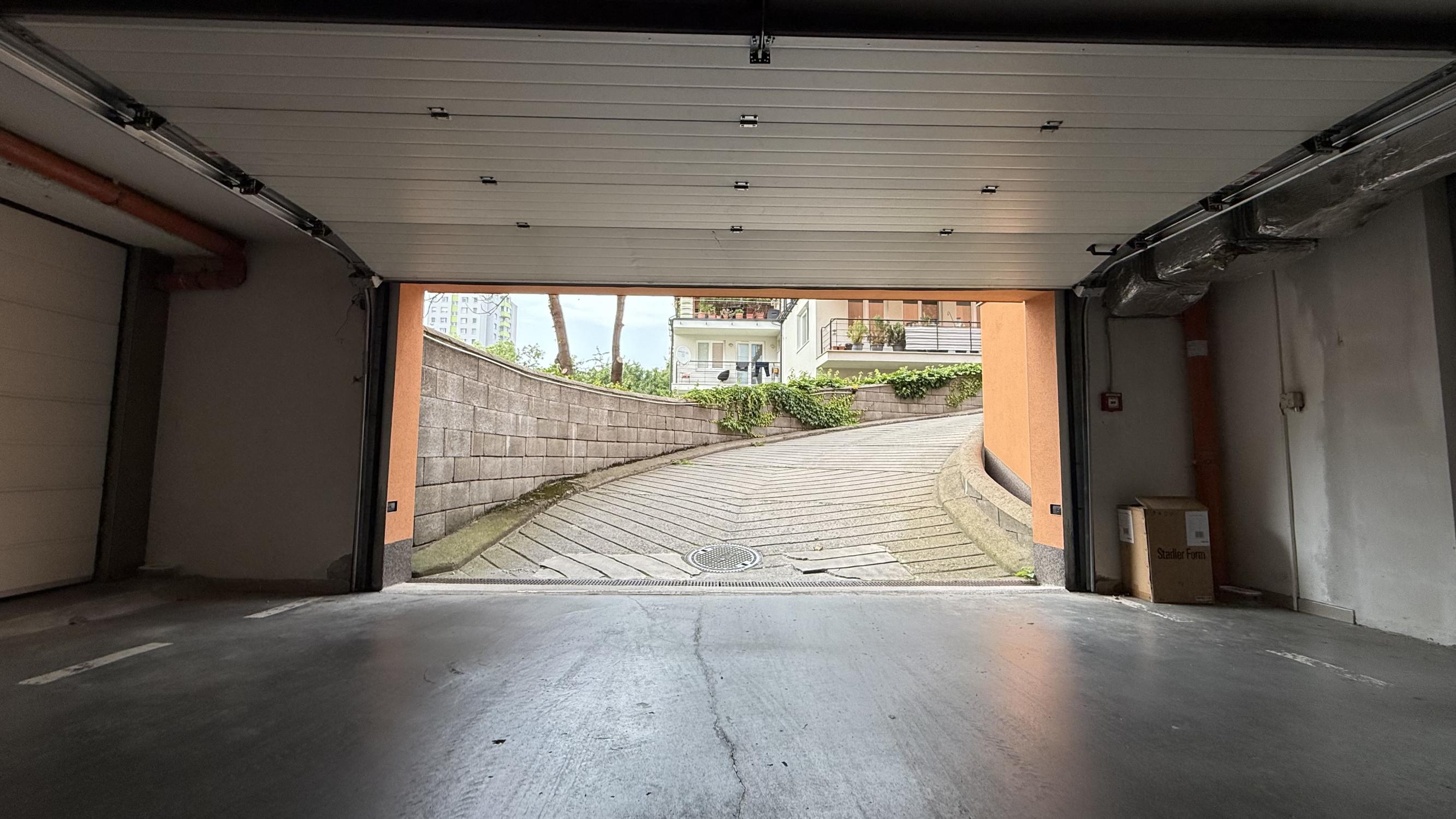 TOP!!! PRIESTRANNÁ GARÁŽ NA MAJERNÍKOVEJ