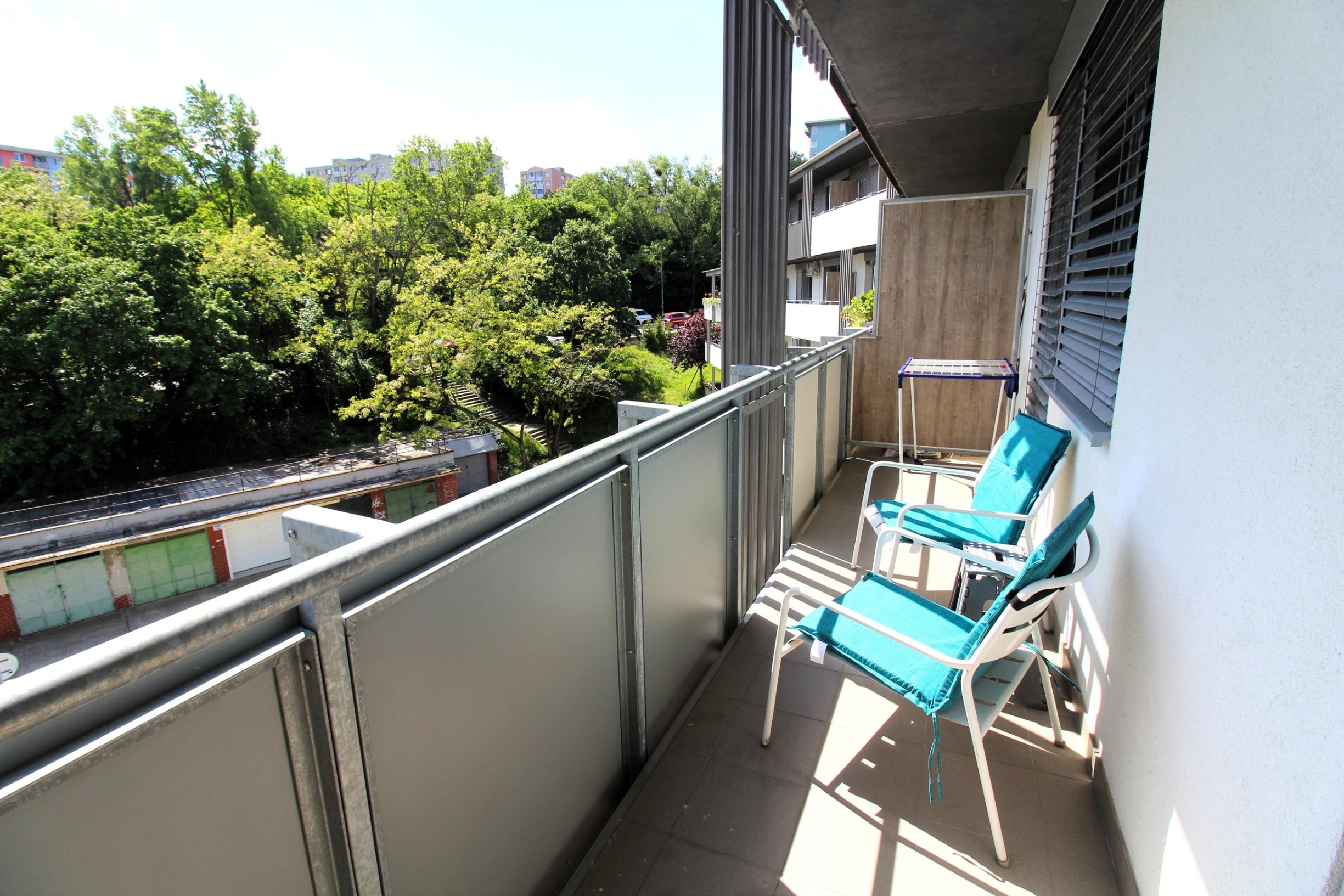 TOP!!! MODERNÝ 2I APARTMÁN S VEĽKÝM BALKÓNOM A PARKOVANÍM V NOVOSTAVBE