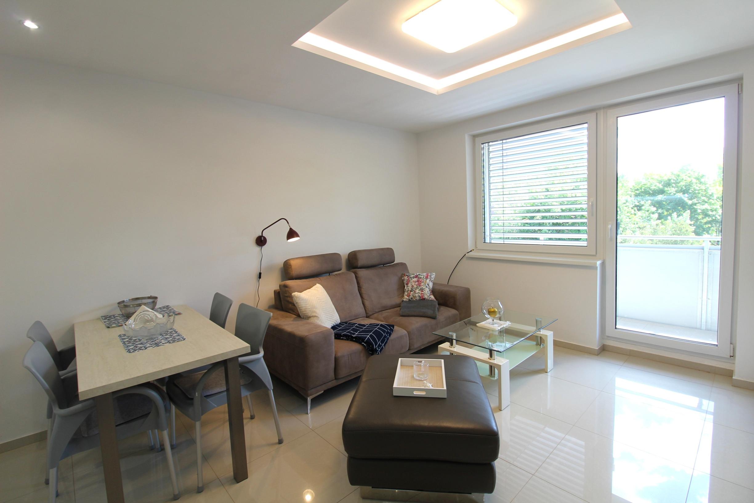 TOP!!! MODERNÝ 2I APARTMÁN S VEĽKÝM BALKÓNOM A PARKOVANÍM V NOVOSTAVBE